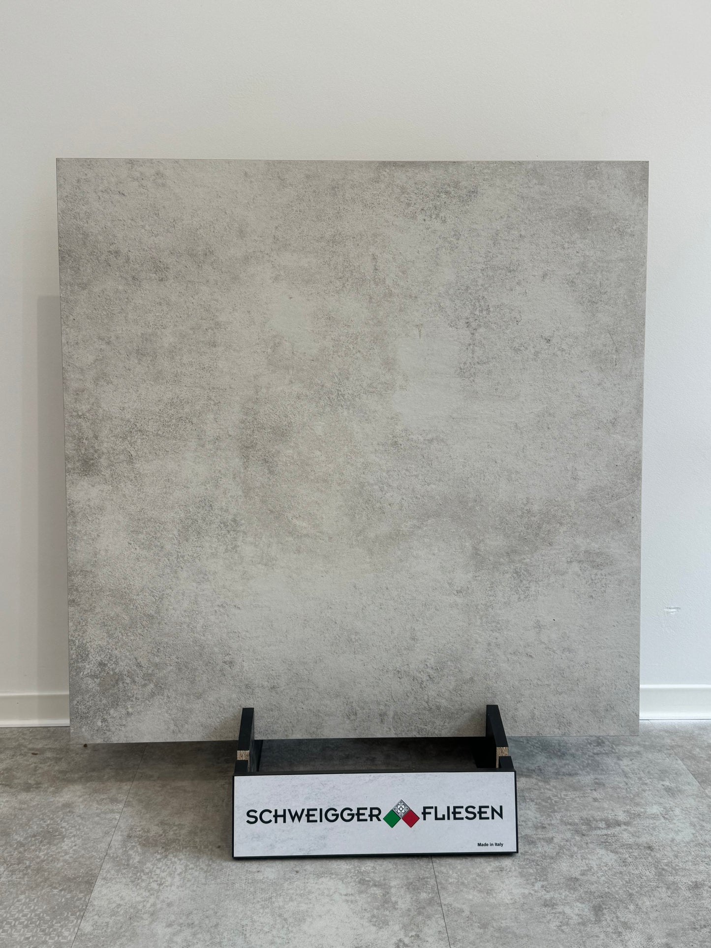 Feinsteinzeug Fliese 90x90 cm | Betonoptik Hellgrau | R9 | Matte Oberfläche