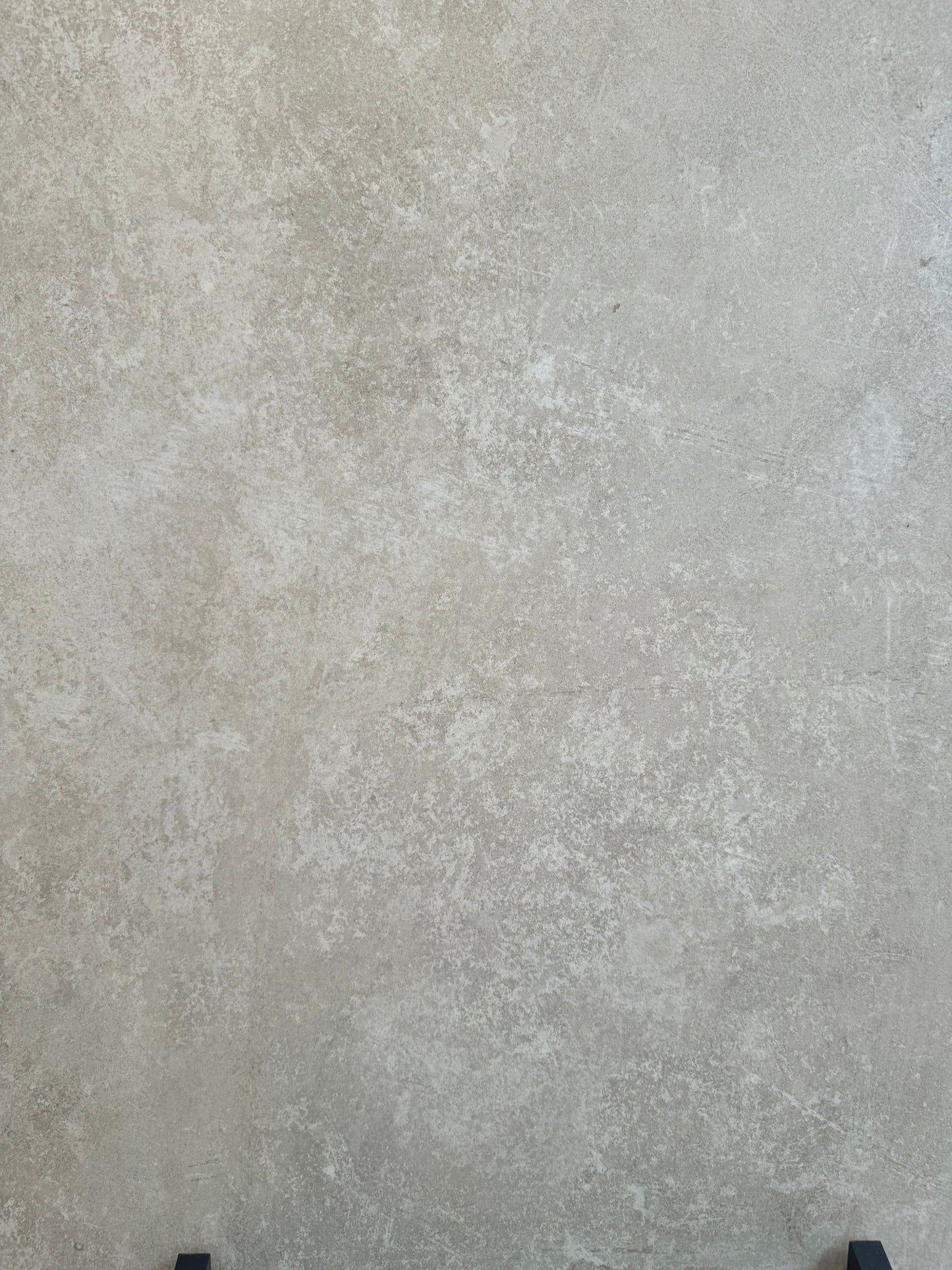 Feinsteinzeugfliese – 80 x 80 cm, matt, Helles Grau mit dezenter Steinstruktur (R9) PREIS PRO mq2
