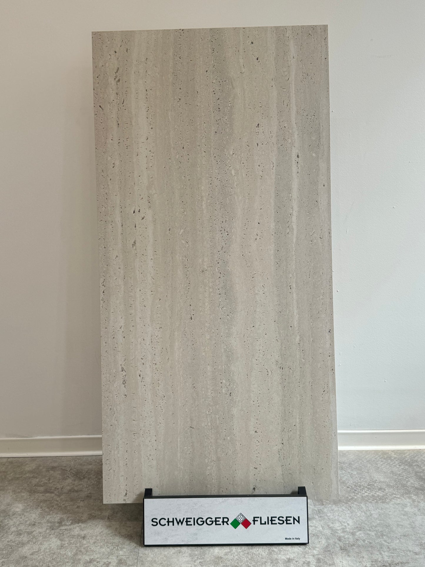 Feinsteinzeugfliese – 60x120 cm, matt, Hellgrau mit beiger Nuance und feiner Natursteinstruktur (R9) PREIS PRO mq2