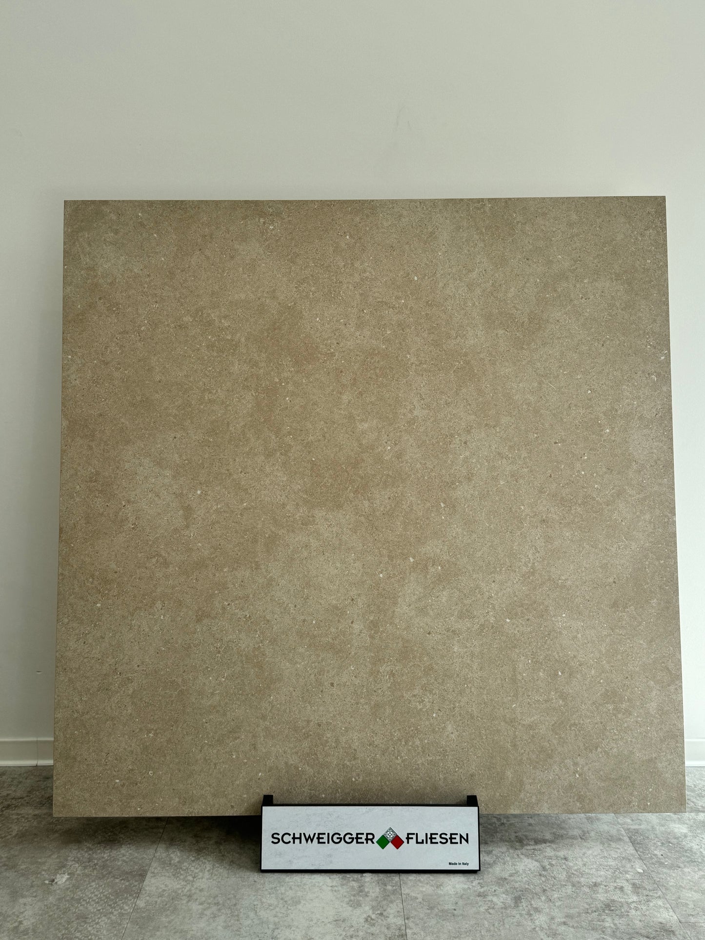Feinsteinzeugfliese – 120x120 cm, matt, Sandbeige mit sanfter Struktur (R9)
