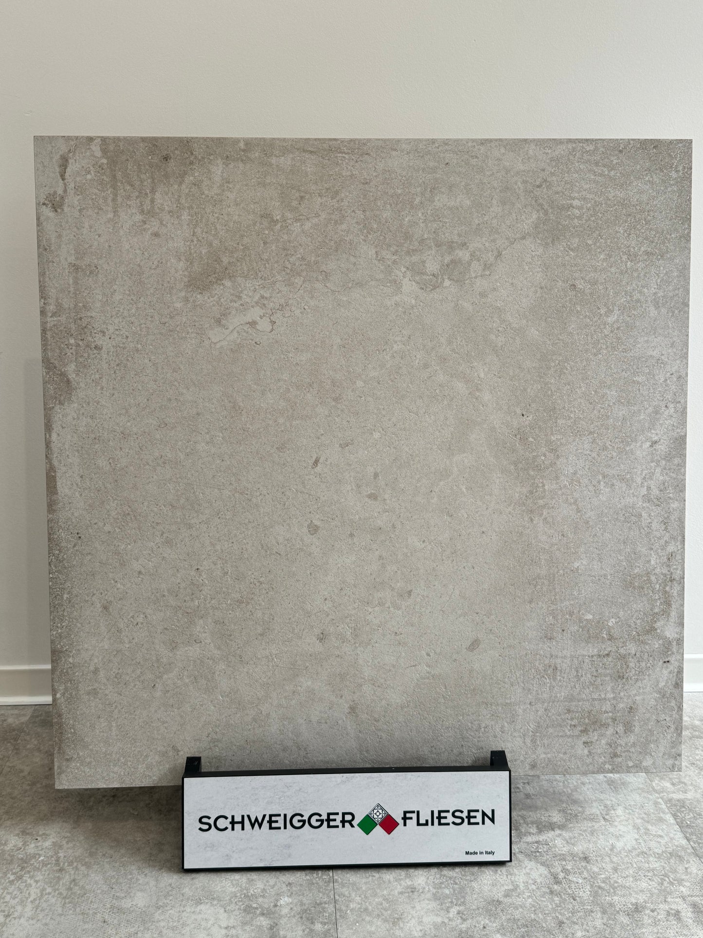 Feinsteinzeugfliese – 80x80 cm, matt, Hellgrau mit grauer und zart beiger Marmorierung (R9) PREIS PRO mq2