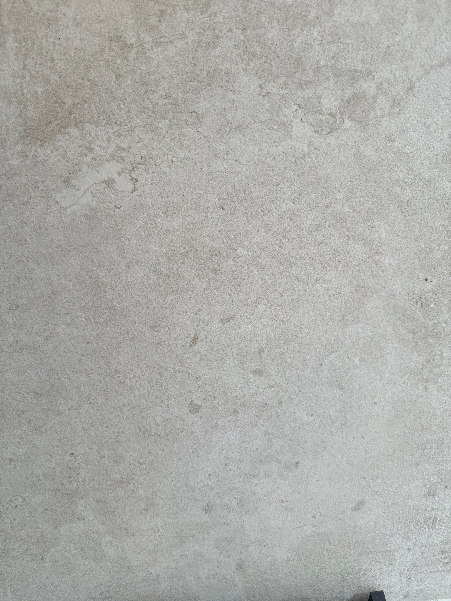 Feinsteinzeugfliese – 80x80 cm, matt, Hellgrau mit grauer und zart beiger Marmorierung (R9) PREIS PRO mq2