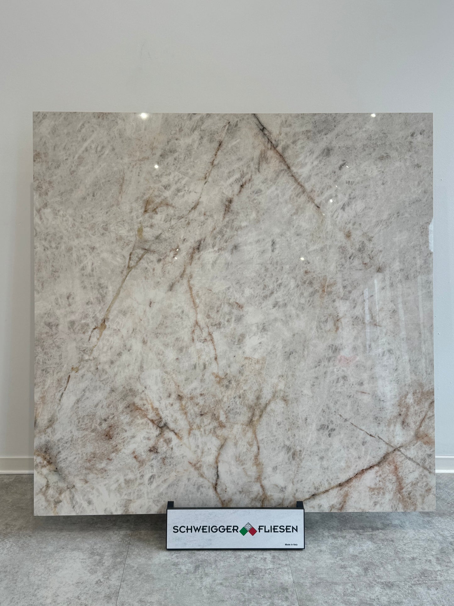 Feinsteinzeugfliese  120x120 cm, poliert, Cremeweiß mit warmen Maserungen (R10)