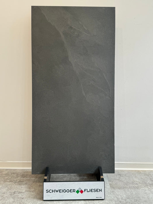 Feinsteinzeugfliese 60x120 cm, matt, Anthrazit mit natürlicher Strukturierung (R10)