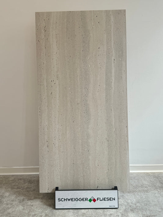 Feinsteinzeugfliese – 60x120 cm, matt, Hellgrau mit beiger Nuance und feiner Natursteinstruktur (R9) PREIS PRO mq2