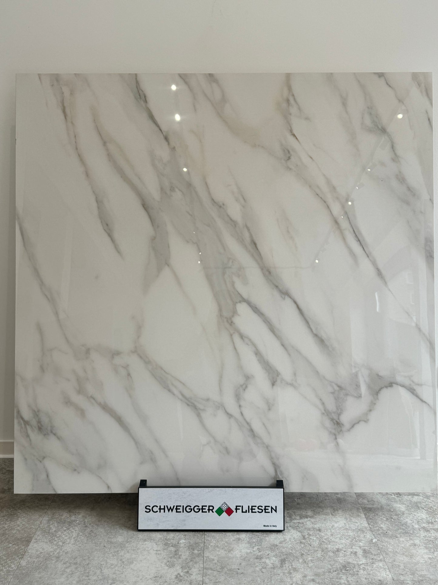 Feinsteinzeugfliese – 120x120 cm, poliert, Weiß mit grauer Marmorierung (R9) PREIS PRO mq2