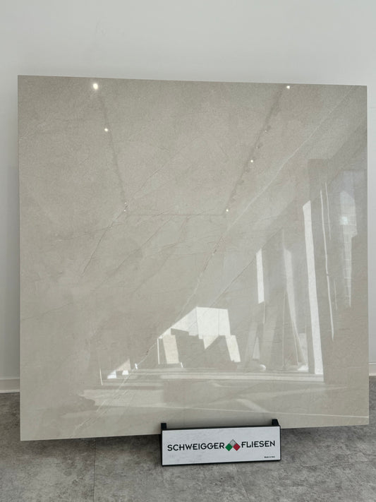 Feinsteinzeugfliese – 120x120 cm, poliert, Beige mit weißlicher Marmorierung (R9)