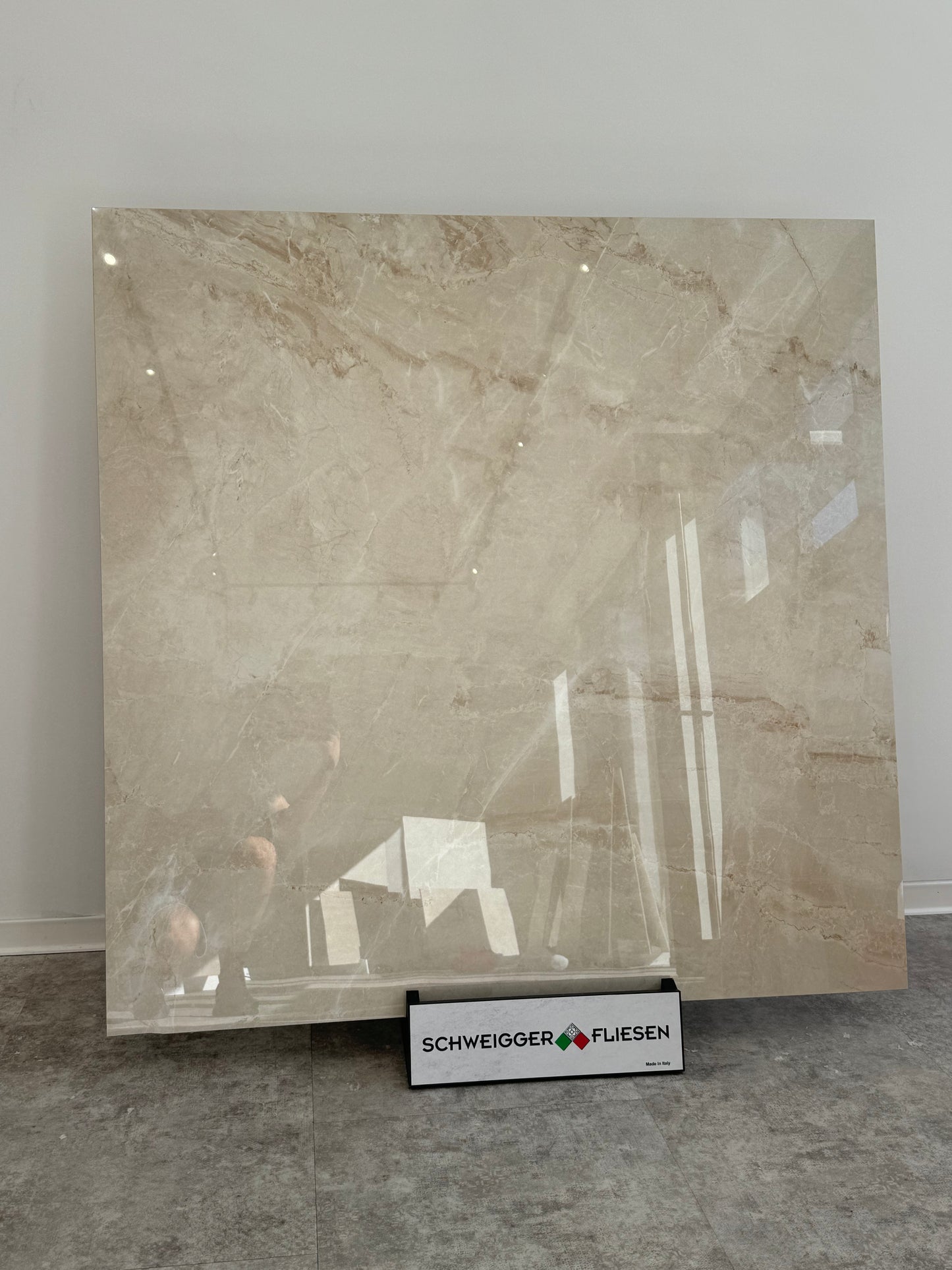 Feinsteinzeugfliese – 120x120 cm, poliert, Beige mit brauner Marmorierung (R9) PREIS PRO mq2