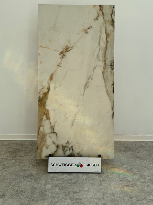 Feinsteinzeugfliese – 60x120 cm, poliert, Weiß mit beiger und grauer Marmorierung (R9) PREIS PRO mq2